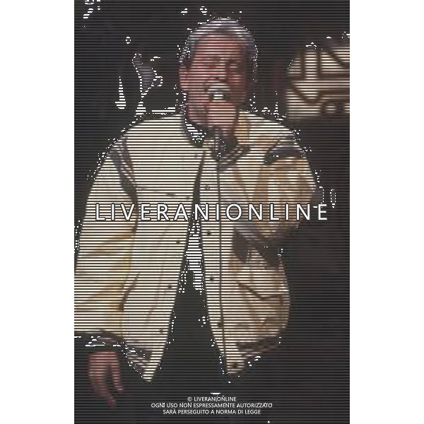 COL-RETROSPETTIVA DOMENICO MODUGNO CANTANTE NELLA FOTO DOMENICO MODUGNO OSPITE DELLA TRASMISSIONE TELEVISIVA “BLITZ “ ANNO 1982-1984 AG ALDO LIVERANI SAS