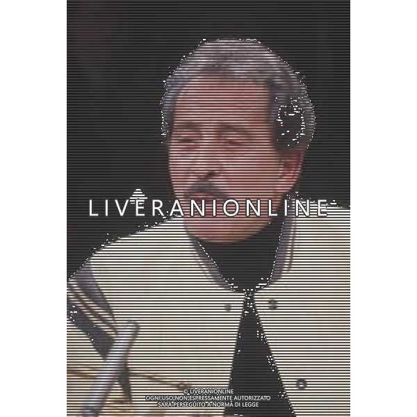 COL-RETROSPETTIVA DOMENICO MODUGNO CANTANTE NELLA FOTO DOMENICO MODUGNO OSPITE DELLA TRASMISSIONE TELEVISIVA “BLITZ “ ANNO 1982-1984 AG ALDO LIVERANI SAS