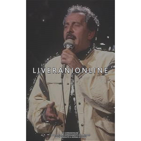 COL-RETROSPETTIVA DOMENICO MODUGNO CANTANTE NELLA FOTO DOMENICO MODUGNO OSPITE DELLA TRASMISSIONE TELEVISIVA “BLITZ “ ANNO 1982-1984 AG ALDO LIVERANI SAS