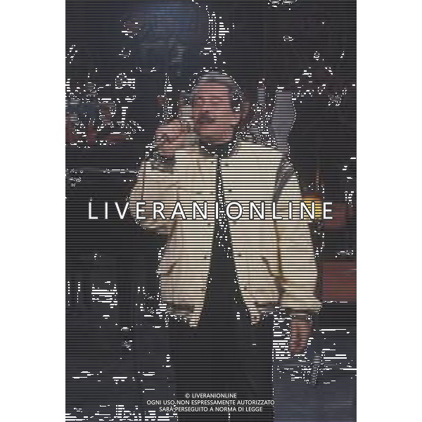 COL-RETROSPETTIVA DOMENICO MODUGNO CANTANTE NELLA FOTO DOMENICO MODUGNO OSPITE DELLA TRASMISSIONE TELEVISIVA “BLITZ “ ANNO 1982-1984 AG ALDO LIVERANI SAS