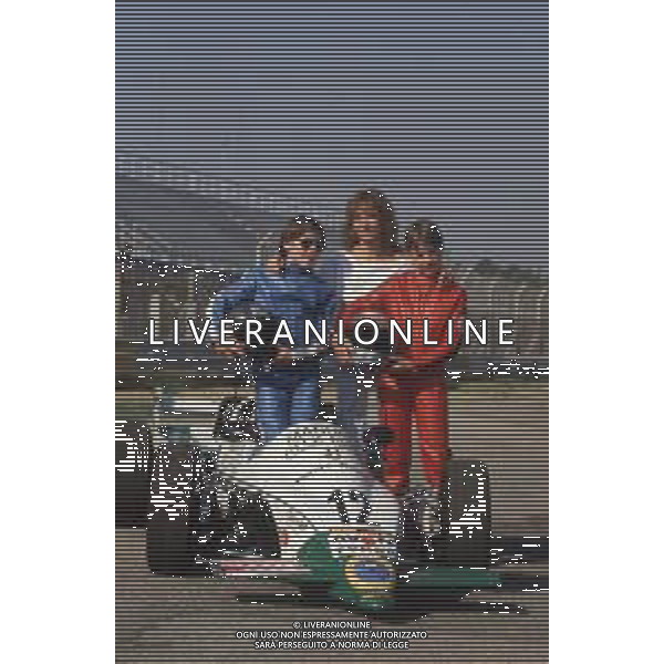 DIAP-RETROSPETTIVA JACQUES VILLENEUVE PILOTA NELLA FOTO JACQUES VILLENEUVE CON LA MADRE JOANNA E LA SORELLA MELANIA NELL\'ANNO 1985 AG ALDO LIVERANI SAS