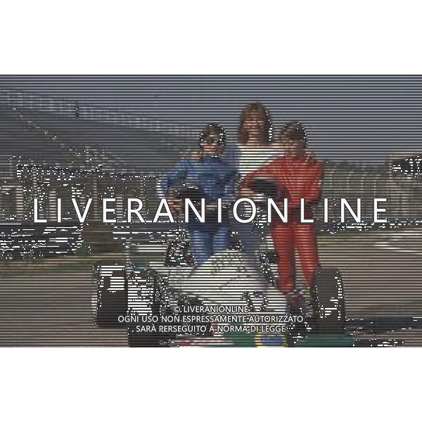 DIAP-RETROSPETTIVA JACQUES VILLENEUVE PILOTA NELLA FOTO JACQUES VILLENEUVE CON LA MADRE JOANNA E LA SORELLA MELANIA NELL\'ANNO 1985 AG ALDO LIVERANI SAS
