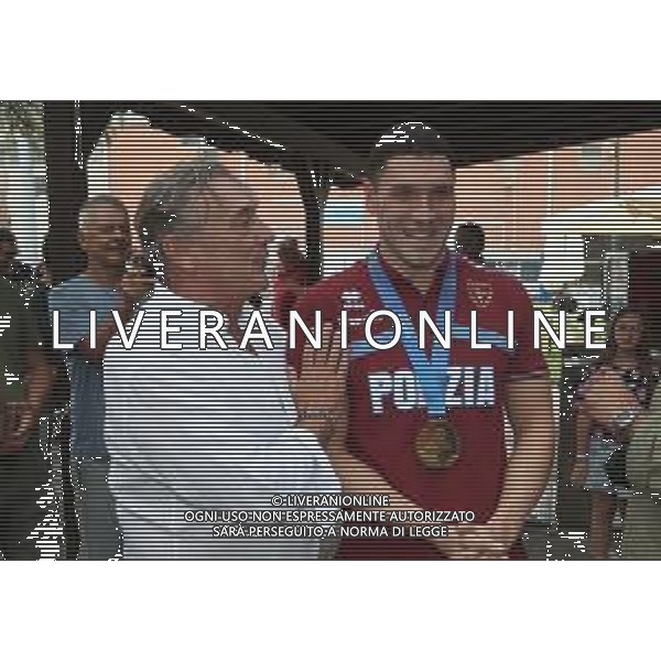 IMOLA 02 08 2025 SIMONE CERASUOLO CAMPIONE DEL MONDO 50 RANA FESTEGGIAMENTI E LE FOTO DI RITO NELLA FOTO PRESIDENTE IMOLA NUOTO MIRCO PIANCASTELLI E SIMONE CERASUOLO FOTO GIANNI SANNA-AG ALDO LIVERANI SAS