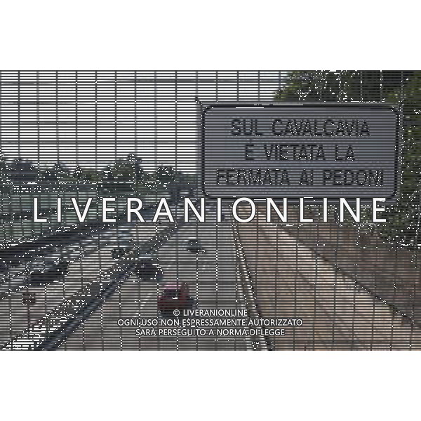 TVRCOR Traffico strade e autostrade in direzione Milano 02-08-2025 nella foto vietata la fermata ai pedoni sul cavalcavia autostradale ©TVCOR Corradin Roberta - AGENZIA ALDO LIVERANI SAS