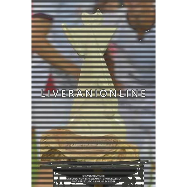 2-8-2025. Cagliari calcio-A.S. Saint Etienne. 1 trofeo Gigi Riva, stadio Unipol Domus Cagliari.Foto Salvatore Moi/Agenzia Aldo Liverani s.as. Nella foto: Coppa fatta amano da uno scultore sardo del 1 trofeo Gigi Riva