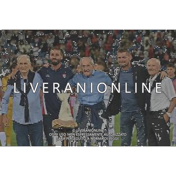 2-8-2025. Cagliari calcio-A.S. Saint Etienne. 1 trofeo Gigi Riva, stadio Unipol Domus Cagliari. Foto Salvatore Moi/Agenzia Aldo Liverani s.as. Nella foto: Leonardo Pavoletti capitano Cagliari, Nicola Riva figlio di Gigi Riva ed ex calciatori del Cagliari 1960/70