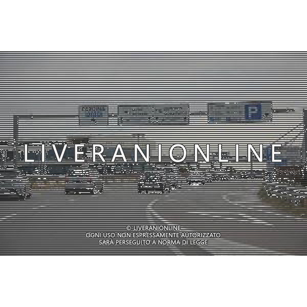 TVRCOR Traffico e cartelli all\'ingresso dell\'Aeroporto di Milano Malpensa (Ferno - VA) 02-08-2025 nella foto automobili in coda verso arrivi e partenze Malpensa FOTO ROBERTA CORRADIN-AG ALDO LIVERANI SAS