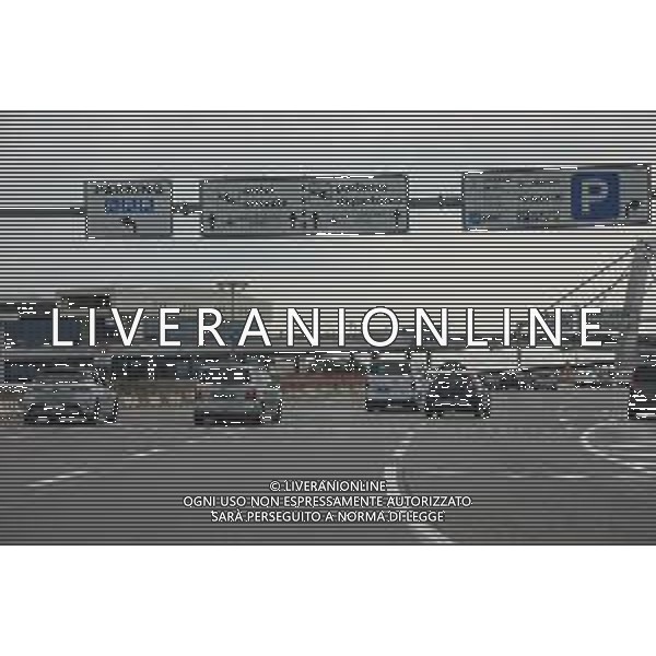 TVRCOR Traffico e cartelli all\'ingresso dell\'Aeroporto di Milano Malpensa (Ferno - VA) 02-08-2025 nella foto automobili in coda verso arrivi e partenze Malpensa FOTO ROBERTA CORRADIN-AG ALDO LIVERANI SAS