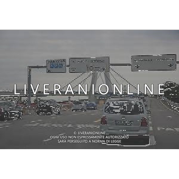 TVRCOR Traffico e cartelli all\'ingresso dell\'Aeroporto di Milano Malpensa (Ferno - VA) 02-08-2025 nella foto automobili in coda verso arrivi e partenze Malpensa FOTO ROBERTA CORRADIN-AG ALDO LIVERANI SAS