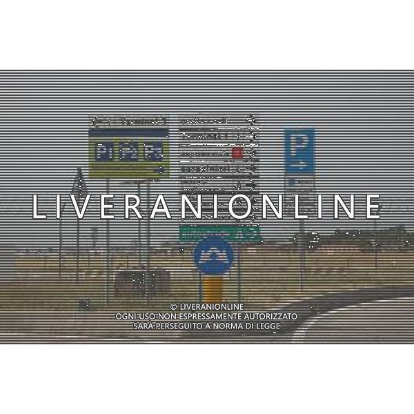 TVRCOR Traffico e cartelli all\'ingresso dell\'Aeroporto di Milano Malpensa (Ferno - VA) 02-08-2025 nella foto cartelli stradali Malpensa Terminal 1, Malpensa Cargo City e Malpensa Terminal 2 FOTO ROBERTA CORRADIN-AG ALDO LIVERANI SAS