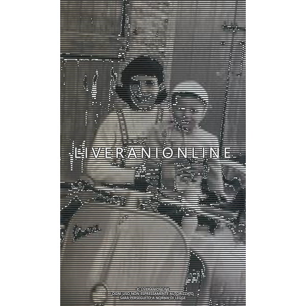 DIAP-RETROSPETTIVA MAURO CORUZZI PSEUDONIMO DI PLATINETTE CONDUTTORE RADIOFONICO E PERSONAGGIO TELEVISIVO NELLA FOTO MAURO CORUZZI IN ARTE PLATINETTE RIPRODUZIONE AG ALDO LIVERANI SAS