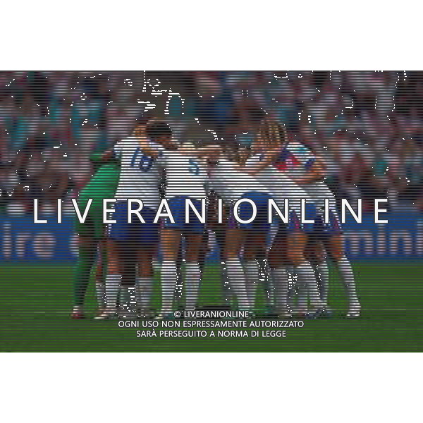 TVEM July 27, 2025 Basel, Switzerland - England vs Spain - Women\'s UEFA Euro 2025 Final match - St. Jakob-Park. In the pic: The England players hug each other ©TVEM Emmanuele Mastrodonato - AGENZIA ALDO LIVERANI SAS