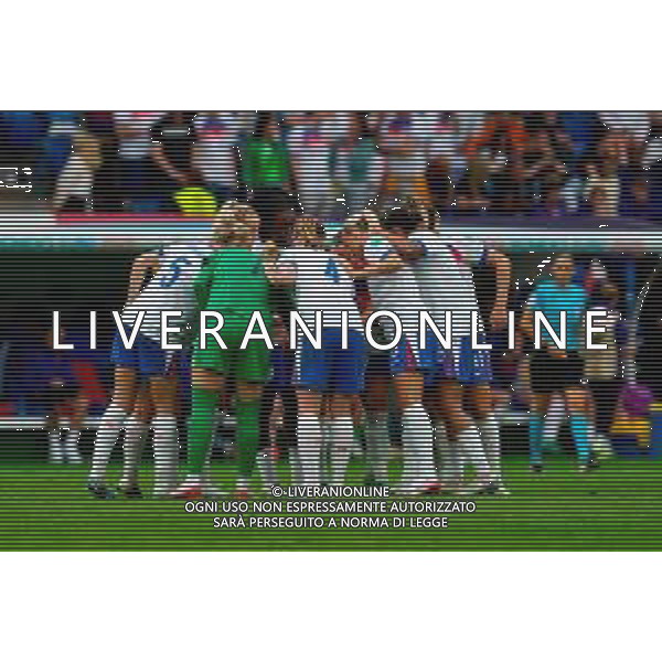 TVEM July 27, 2025 Basel, Switzerland - England vs Spain - Women\'s UEFA Euro 2025 Final match - St. Jakob-Park. In the pic: The England players hug each other ©TVEM Emmanuele Mastrodonato - AGENZIA ALDO LIVERANI SAS