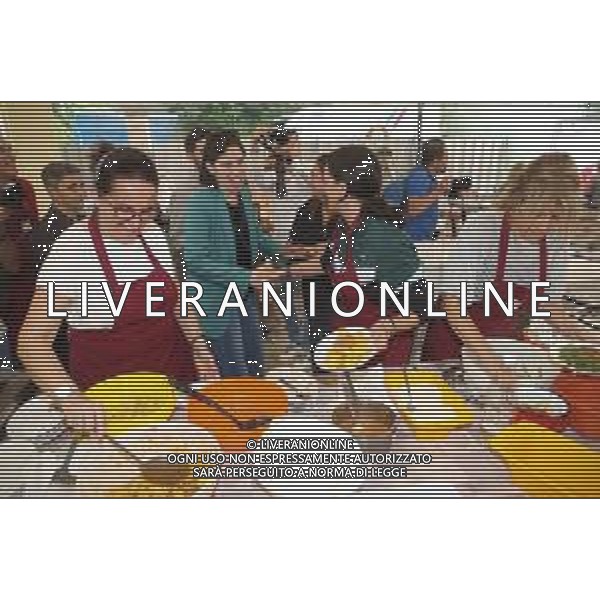 SASSOLEONE(CIRCONDARIO IMOLESE) FESTA DELL\'UNITA\' segretaria del Partito Democratico, Elly Schlein, alla Festa de l’Unita’ di Sassoleone e Belvedere.NELLA FOTO ELLY SCHLEIN CON LE VOLONTARIE DELLA CUCINA ©SANNA- AGENZIA ALDO LIVERANI SAS