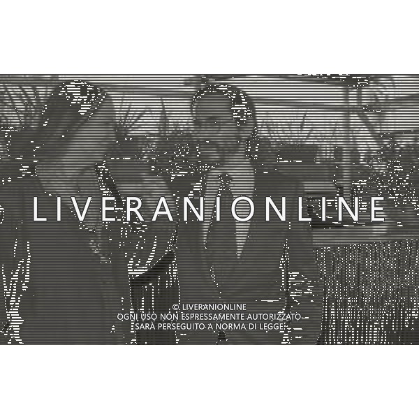 NEG-RETROSPETTIVA RENZO ROSSELLINI PRODUTTORE CINEMATOGRAFICO NELLA FOTO RENZO ROSSELLINI CON GERALDINE PAGE A TERRAZZA MARTINI MILANO NELL\'ANNO 1986 AG ALDO LIVERANI SAS