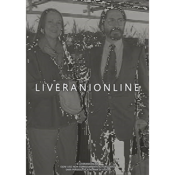 NEG-RETROSPETTIVA RENZO ROSSELLINI PRODUTTORE CINEMATOGRAFICO NELLA FOTO RENZO ROSSELLINI CON GERALDINE PAGE A TERRAZZA MARTINI MILANO NELL\'ANNO 1986 AG ALDO LIVERANI SAS
