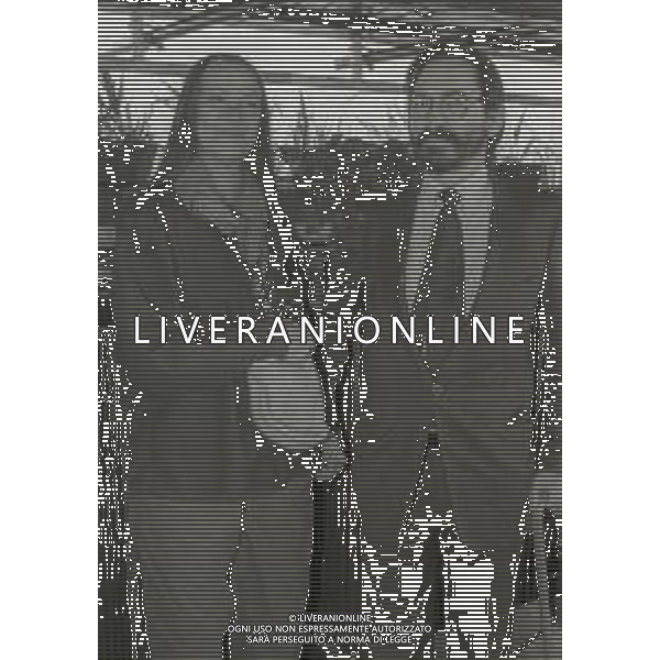 NEG-RETROSPETTIVA RENZO ROSSELLINI PRODUTTORE CINEMATOGRAFICO NELLA FOTO RENZO ROSSELLINI CON GERALDINE PAGE A TERRAZZA MARTINI MILANO NELL\'ANNO 1986 AG ALDO LIVERANI SAS
