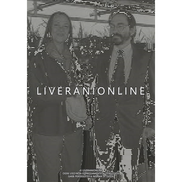 NEG-RETROSPETTIVA RENZO ROSSELLINI PRODUTTORE CINEMATOGRAFICO NELLA FOTO RENZO ROSSELLINI CON GERALDINE PAGE A TERRAZZA MARTINI MILANO NELL\'ANNO 1986 AG ALDO LIVERANI SAS