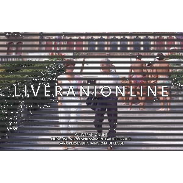 DIAP-RETROSPETTIVA MICHELANGELO ANTONIONI REGISTA NELLA FOTO MICHELANGELO ANTONIONI NELL\'ANNO 1984 A VENEZIA CON LA MOGLIE ENRICA FICO AG ALDO LIVERANI SAS 