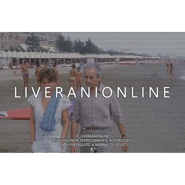 DIAP-RETROSPETTIVA MICHELANGELO ANTONIONI REGISTA NELLA FOTO MICHELANGELO ANTONIONI NELL\'ANNO 1984 A VENEZIA CON LA MOGLIE ENRICA FICO AG ALDO LIVERANI SAS 