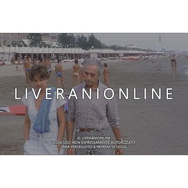 DIAP-RETROSPETTIVA MICHELANGELO ANTONIONI REGISTA NELLA FOTO MICHELANGELO ANTONIONI NELL\'ANNO 1984 A VENEZIA CON LA MOGLIE ENRICA FICO AG ALDO LIVERANI SAS 