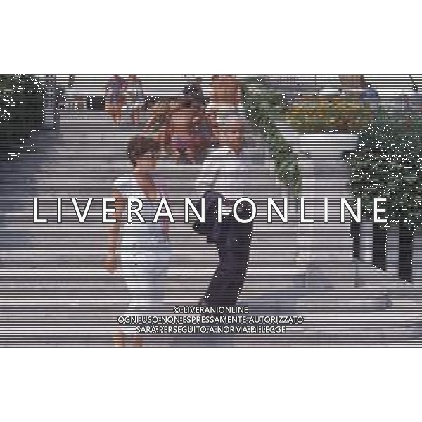 DIAP-RETROSPETTIVA MICHELANGELO ANTONIONI REGISTA NELLA FOTO MICHELANGELO ANTONIONI NELL\'ANNO 1984 A VENEZIA CON LA MOGLIE ENRICA FICO AG ALDO LIVERANI SAS 