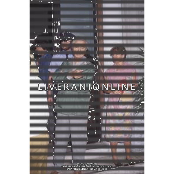 DIAP-RETROSPETTIVA MICHELANGELO ANTONIONI REGISTA NELLA FOTO MICHELANGELO ANTONIONI NELL\'ANNO 1984 A VENEZIA CON LA MOGLIE ENRICA FICO AG ALDO LIVERANI SAS 