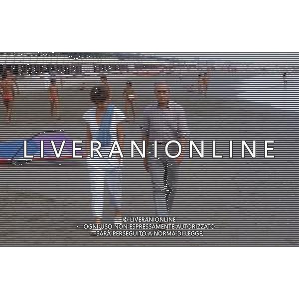DIAP-RETROSPETTIVA MICHELANGELO ANTONIONI REGISTA NELLA FOTO MICHELANGELO ANTONIONI NELL\'ANNO 1984 A VENEZIA CON LA MOGLIE ENRICA FICO AG ALDO LIVERANI SAS 