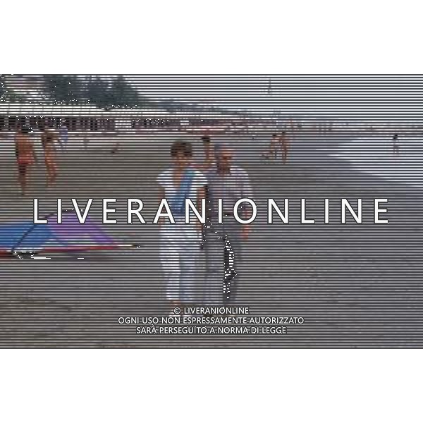 DIAP-RETROSPETTIVA MICHELANGELO ANTONIONI REGISTA NELLA FOTO MICHELANGELO ANTONIONI NELL\'ANNO 1984 A VENEZIA CON LA MOGLIE ENRICA FICO AG ALDO LIVERANI SAS 