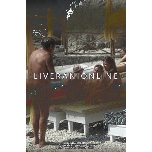 DIAP- RETROSPETTIVA ANTONELLA INTERLENGHI ATTRICE NELLA FOTO ANTONELLA INTERLENGHI A TAORMINA NELL\'ANNO 1985 CON RAF VALLONE AG ALDO LIVERANI SAS