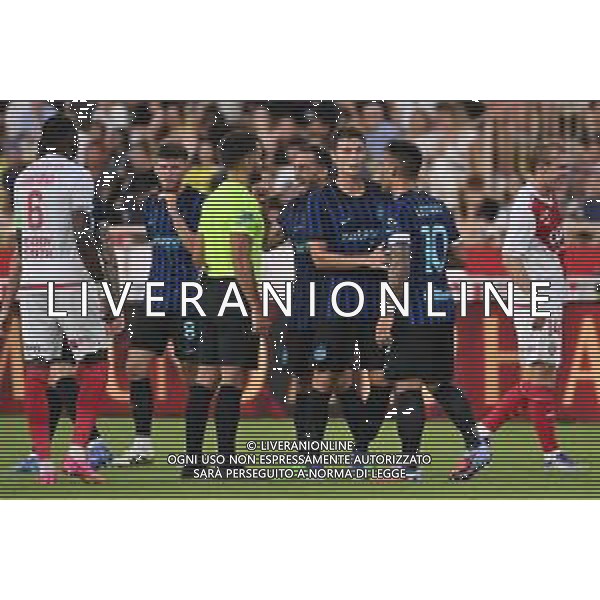 TVRG Monaco vs Inter nella foto proteste Inter con l\'arbitro dopo l\'espulsione di Hakan Calhanoglu (Inter) Monaco (MC) 08-08-2025 Stade Louis II Monaco vs Inter - amichevole precampionato foto Roberto Garavaglia/Agenzia Aldo Liverani sas