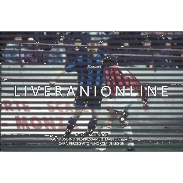 DIAP-RETROSPETTIVA DENNIS BERGKAMP CALCIATORE NELLA FOTO DENNIS BERGKAMP CON LA MAGLIA DELL\'INTER AG ALDO LIVERANI SAS