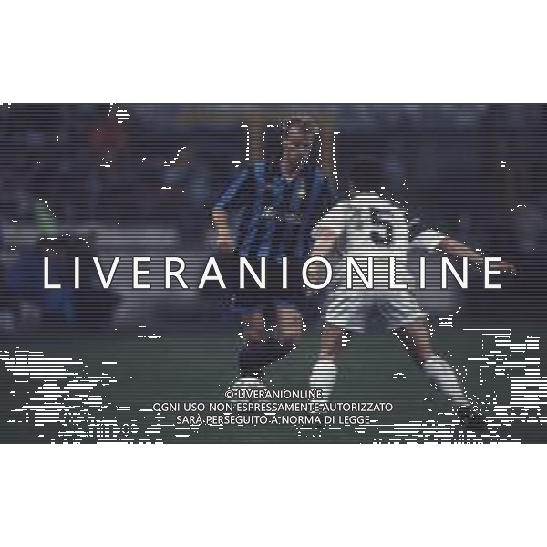 DIAP-RETROSPETTIVA DENNIS BERGKAMP CALCIATORE NELLA FOTO DENNIS BERGKAMP CON LA MAGLIA DELL\'INTER AG ALDO LIVERANI SAS