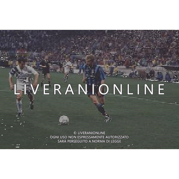 DIAP-RETROSPETTIVA DENNIS BERGKAMP CALCIATORE NELLA FOTO DENNIS BERGKAMP CON LA MAGLIA DELL\'INTER AG ALDO LIVERANI SAS
