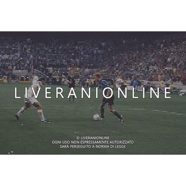 DIAP-RETROSPETTIVA DENNIS BERGKAMP CALCIATORE NELLA FOTO DENNIS BERGKAMP CON LA MAGLIA DELL\'INTER AG ALDO LIVERANI SAS