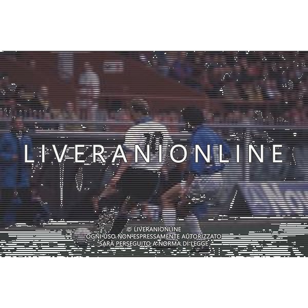 DIAP-RETROSPETTIVA DENNIS BERGKAMP CALCIATORE NELLA FOTO DENNIS BERGKAMP CON LA MAGLIA DELL\'INTER AG ALDO LIVERANI SAS