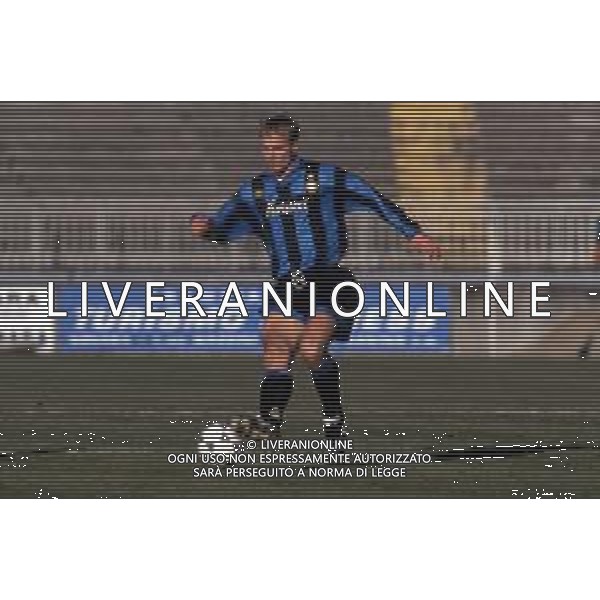 DIAP-RETROSPETTIVA DENNIS BERGKAMP CALCIATORE NELLA FOTO DENNIS BERGKAMP CON LA MAGLIA DELL\'INTER AG ALDO LIVERANI SAS
