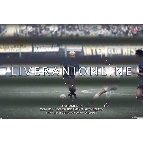 DIAP-RETROSPETTIVA DENNIS BERGKAMP CALCIATORE NELLA FOTO DENNIS BERGKAMP CON LA MAGLIA DELL\'INTER AG ALDO LIVERANI SAS
