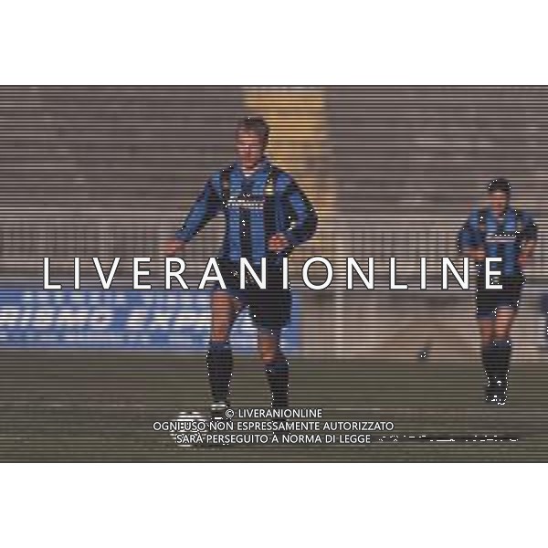 DIAP-RETROSPETTIVA DENNIS BERGKAMP CALCIATORE NELLA FOTO DENNIS BERGKAMP CON LA MAGLIA DELL\'INTER AG ALDO LIVERANI SAS