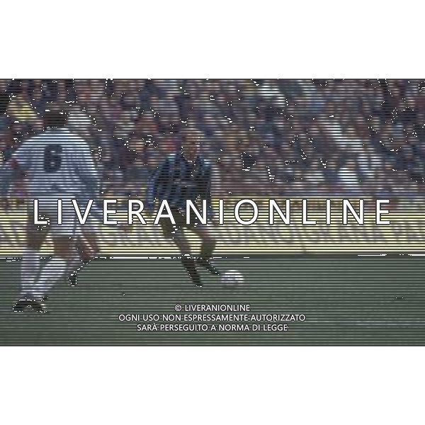 DIAP-RETROSPETTIVA DENNIS BERGKAMP CALCIATORE NELLA FOTO DENNIS BERGKAMP CON LA MAGLIA DELL\'INTER AG ALDO LIVERANI SAS
