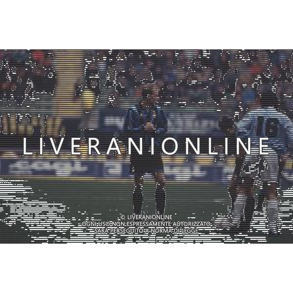 DIAP-RETROSPETTIVA DENNIS BERGKAMP CALCIATORE NELLA FOTO DENNIS BERGKAMP CON LA MAGLIA DELL\'INTER AG ALDO LIVERANI SAS