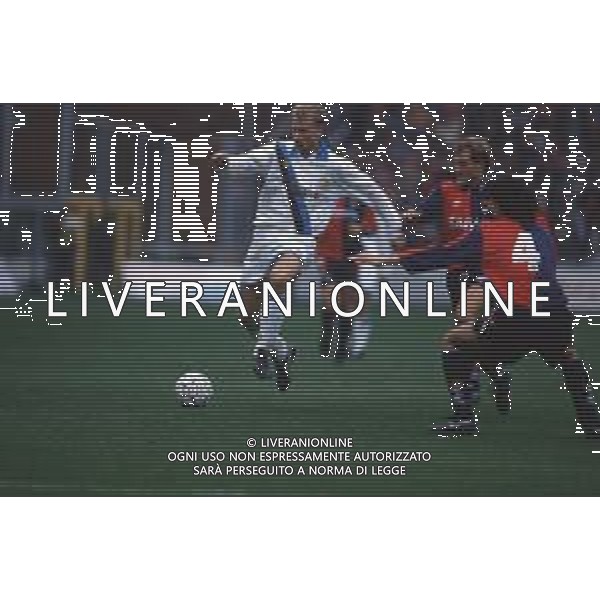 DIAP-RETROSPETTIVA DENNIS BERGKAMP CALCIATORE NELLA FOTO DENNIS BERGKAMP CON LA MAGLIA DELL\'INTER AG ALDO LIVERANI SAS