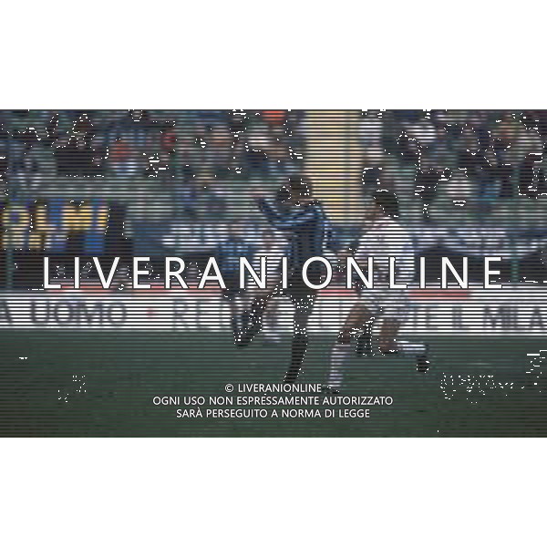 DIAP-RETROSPETTIVA DENNIS BERGKAMP CALCIATORE NELLA FOTO DENNIS BERGKAMP CON LA MAGLIA DELL\'INTER AG ALDO LIVERANI SAS