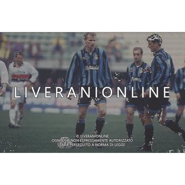 DIAP-RETROSPETTIVA DENNIS BERGKAMP CALCIATORE NELLA FOTO DENNIS BERGKAMP CON LA MAGLIA DELL\'INTER AG ALDO LIVERANI SAS