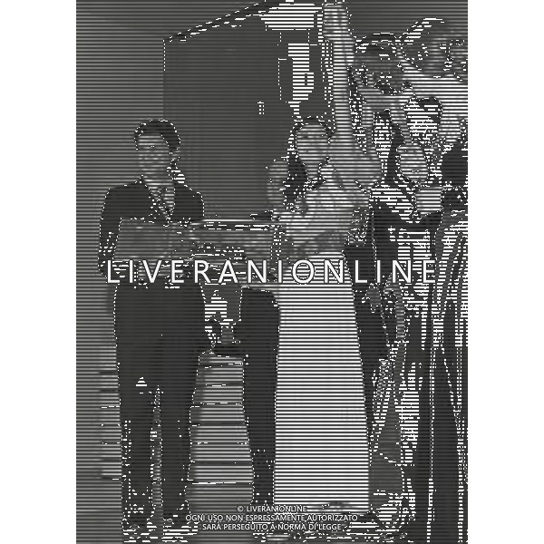 ST-RETROSPETTIVA CARLA BISSI CANTANTE NELLA FOTO CARLA BISSI CON LA GONDOLA D\'ARGENTO A VENEZIA NELL\'ANNO 1972 AG ALDO LIVERANI SAS