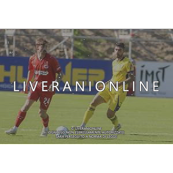 Connor MetCalfe of St Pauli FC 1910 competes for the ball with Nunez Gestoso Unaii of Hellas Verona FC during St Pauli FC 1910 vs Hellas Verona FC, 5° Test Match, at Velly Arena in Imst (A), on August 09, 2025. (Photo by Davide Casentini) AG ALDO LIVERANI SAS