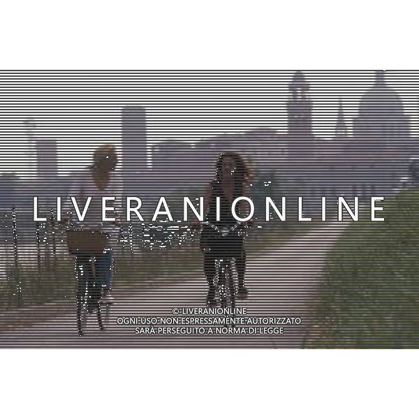 DIAP-RETROSPETTIVA MARA VENIER ATTIRCE E PRESENTATRICE TELEVISIVA NELLA FOTO MARA VENIER CON CATERINA SILOS LABINI SUL SET DEL FILM“IL GOAL DI MARTIN PESCATORE “NELL\'ANNO 1997 AG ALDO LIVERANI SAS