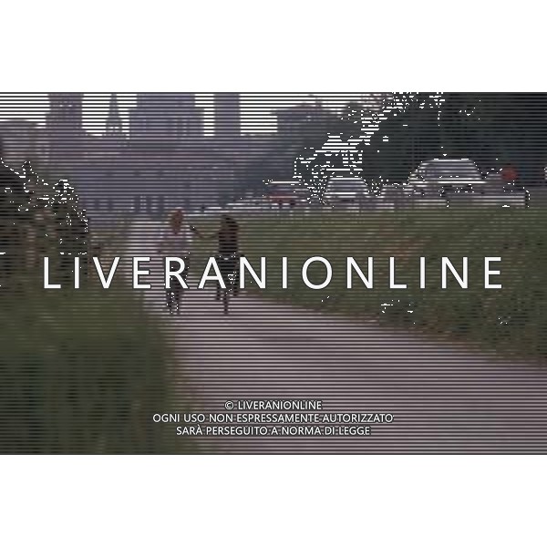DIAP-RETROSPETTIVA MARA VENIER ATTIRCE E PRESENTATRICE TELEVISIVA NELLA FOTO MARA VENIER CON CATERINA SILOS LABINI SUL SET DEL FILM“IL GOAL DI MARTIN PESCATORE “NELL\'ANNO 1997 AG ALDO LIVERANI SAS