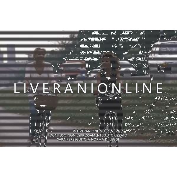 DIAP-RETROSPETTIVA MARA VENIER ATTIRCE E PRESENTATRICE TELEVISIVA NELLA FOTO MARA VENIER CON CATERINA SILOS LABINI SUL SET DEL FILM“IL GOAL DI MARTIN PESCATORE “NELL\'ANNO 1997 AG ALDO LIVERANI SAS