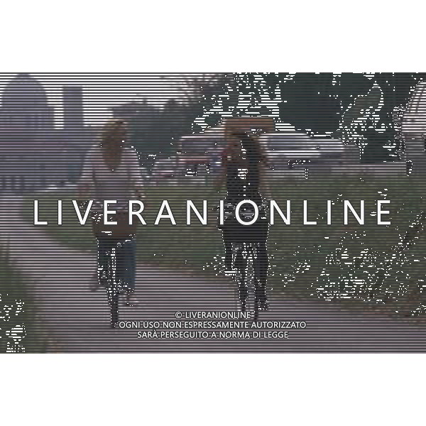 DIAP-RETROSPETTIVA MARA VENIER ATTIRCE E PRESENTATRICE TELEVISIVA NELLA FOTO MARA VENIER CON CATERINA SILOS LABINI SUL SET DEL FILM“IL GOAL DI MARTIN PESCATORE “NELL\'ANNO 1997 AG ALDO LIVERANI SAS